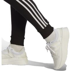 Adidas Essentials 3-Stripes Cuffed Joggingbroek Dames - Zwart/wit IC8770 13 Adidas Essentials 3-Stripes Cuffed Joggingbroek Dames - Zwart/wit IC8770 -Fitness-Mode Winkel adidas essentials 3 stripes cuffed joggers black white ic8770 6 1370508