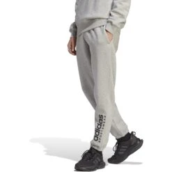 Adidas All SZN Fleece Graphic Broek Heren - Medium Grey Heather IC9783 -Fitness-Mode Winkel adidas mens all szn fleece graphic joggers medium grey heather ic9783 4 1416120
