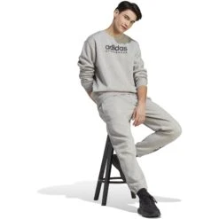 Adidas All SZN Fleece Graphic Broek Heren - Medium Grey Heather IC9783 -Fitness-Mode Winkel adidas mens all szn fleece graphic joggers medium grey heather ic9783 6 1416118