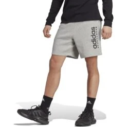 Adidas All SZN Fleece Graphic Korte Broek Heren - Medium Grey Heather IC9796 -Fitness-Mode Winkel adidas mens all szn fleece graphic shorts medium grey heather ic9796 6 1416124