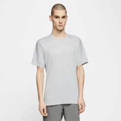Nike Yoga T-Shirt Heren - Pure Platinum/lt Smoke Grey/black CJ4248-043 -Fitness-Mode Winkel cj4248 043 nike yoga men short sleeve top 01 828613