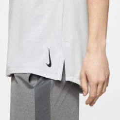 Nike Yoga T-Shirt Heren - Pure Platinum/lt Smoke Grey/black CJ4248-043 -Fitness-Mode Winkel cj4248 043 nike yoga men short sleeve top 05 828617