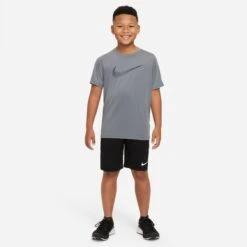 Nike Dri-FIT Trainingsshirt Kinderen - Smoke Grey/black DM8535-084 9 Nike Dri-FIT Trainingsshirt Kinderen - Smoke Grey/black DM8535-084 -Fitness-Mode Winkel nike dri fit big kids short sleeve training top smoke grey black dm8535 084 3 1251748