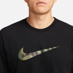 Nike Dri-FIT Camo Training T-Shirt Heren - Black DR7561-010 -Fitness-Mode Winkel nike dri fit camo mens training tee black dr7561 010 3 1247705