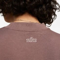 Nike Dri-FIT Get Fit Graphic Essential Sweatshirt Dames - Plum Eclipse/white DQ5542-291 -Fitness-Mode Winkel nike dri fit get fit graphic essential womens crew neck shirt plum eclipse white dq5542 291 1 1425314