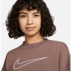 Nike Dri-FIT Get Fit Graphic Essential Sweatshirt Dames - Plum Eclipse/white DQ5542-291 -Fitness-Mode Winkel nike dri fit get fit graphic essential womens crew neck shirt plum eclipse white dq5542 291 5 1425310