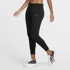 Nike Dri-FIT Get Fit Trainingsbroek Dames - Zwart/wit CU5495-010 9 Nike Dri-FIT Get Fit Trainingsbroek Dames - Zwart/wit CU5495-010 -Fitness-Mode Winkel nike dri fit get fit womens training pants cu5495 11 1127816