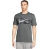 Nike Dri-FIT Camo T-Shirt Heren - Iron Grey FJ2446-068 -Fitness-Mode Winkel nike dri fit mens tee camo iron grey fj2446 068 1 1516913