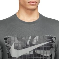 Nike Dri-FIT Camo T-Shirt Heren - Iron Grey FJ2446-068 9 Nike Dri-FIT Camo T-Shirt Heren - Iron Grey FJ2446-068 -Fitness-Mode Winkel nike dri fit mens tee camo iron grey fj2446 068 4 1516910