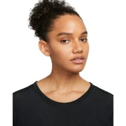 Nike Dri-FIT One Breathe T-Shirt Dames - Zwart/wit DX0131-010 -Fitness-Mode Winkel nike dri fit one breathe womens short sleeve top black white dx0131 010 4 1481086