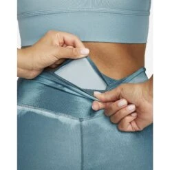 Nike Dri-FIT One Luxe Trainings-Leggings Dames - Ash Green/rush Orange/clear DM7619-058 -Fitness-Mode Winkel nike dri fit one luxe women s mid rise printed training leggings ash green rush orange clear dm7619 058 2 1221010