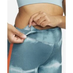 Nike Dri-FIT One Luxe Trainings-Leggings Dames - Ash Green/rush Orange/clear DM7619-058 -Fitness-Mode Winkel nike dri fit one luxe women s mid rise printed training leggings ash green rush orange clear dm7619 058 3 1221011