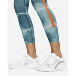 Nike Dri-FIT One Luxe Trainings-Leggings Dames - Ash Green/rush Orange/clear DM7619-058 -Fitness-Mode Winkel nike dri fit one luxe women s mid rise printed training leggings ash green rush orange clear dm7619 058 4 1221012