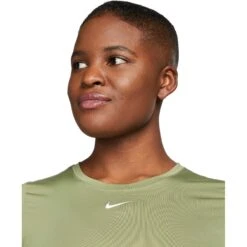 Nike Dri-FIT One Top Met Aansluitende Pasvorm Dames - Alligator/white DD0626-334 -Fitness-Mode Winkel nike dri fit one womens slim fit short sleeve top alligator white dd0626 334 1 1333854