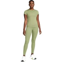 Nike Dri-FIT One Top Met Aansluitende Pasvorm Dames - Alligator/white DD0626-334 -Fitness-Mode Winkel nike dri fit one womens slim fit short sleeve top alligator white dd0626 334 2 1333853