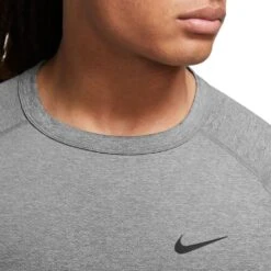 Nike Dri-FIT Ready Fitness T-Shirt Heren - Smoke Grey/heather/black DV9815-084 -Fitness-Mode Winkel nike dri fit ready mens short sleeve fitness top smoke grey heather black dv9815 084 3 1415549
