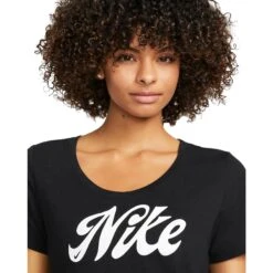 Nike Dri-FIT Script T-Shirt Dames - Zwart FD2986-010 8 Nike Dri-FIT Script T-Shirt Dames - Zwart FD2986-010 -Fitness-Mode Winkel nike dri fit script womens tee black fd2986 010 3 1338223