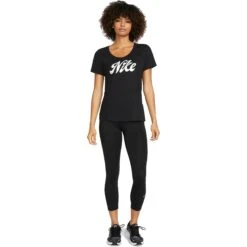 Nike Dri-FIT Script T-Shirt Dames - Zwart FD2986-010 9 Nike Dri-FIT Script T-Shirt Dames - Zwart FD2986-010 -Fitness-Mode Winkel nike dri fit script womens tee black fd2986 010 4 1338222
