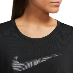 Nike Dri-FIT Swoosh Shirt Dames - Black/cool Grey FB4696-010 -Fitness-Mode Winkel nike dri fit swoosh hbr womens short sleeve top black cool grey fb4696 010 3 1516980