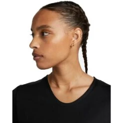 Nike Dri-FIT T-Shirt Dames - Black/reflective Silver DX0314-010 -Fitness-Mode Winkel nike dri fit womens short sleeve top black reflective silver dx0314 010 2 1425070