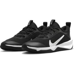 Nike Omni Multi-Court Indoorschoenen Kinderen - Zwart/wit DM9027-002 -Fitness-Mode Winkel nike omni big kids multi court shoes black white dm9027 002 5 1521082