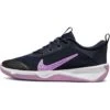 Nike Omni Multi-Court Indoorschoenen Kinderen - Obsidian/rush Fuchsia-white DM9027-401 -Fitness-Mode Winkel nike omni big kids multi court shoes obsidian rush fuchsia white dm9027 401 2 1535334