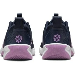 Nike Omni Multi-Court Indoorschoenen Kinderen - Obsidian/rush Fuchsia-white DM9027-401 -Fitness-Mode Winkel nike omni big kids multi court shoes obsidian rush fuchsia white dm9027 401 3 1535332