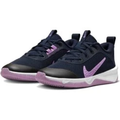 Nike Omni Multi-Court Indoorschoenen Kinderen - Obsidian/rush Fuchsia-white DM9027-401 -Fitness-Mode Winkel nike omni big kids multi court shoes obsidian rush fuchsia white dm9027 401 5 1535328