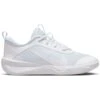Nike Omni Multi-Court Indoorschoenen Kinderen - White/white-pure Platinum DM9027-100 2 Nike Omni Multi-Court Indoorschoenen Kinderen - White/white-pure Platinum DM9027-100 -Fitness-Mode Winkel nike omni big kids multi court shoes white white pure platinum dm9027 100 5 1478695