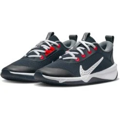 Nike Omni Multi-Court Indoorschoenen Kinderen - Dark Obsidian/smoke Grey/bright Crimson/white DM9027-402 13 Nike Omni Multi-Court Indoorschoenen Kinderen - Dark Obsidian/smoke Grey/bright Crimson/white DM9027-402 -Fitness-Mode Winkel nike omni multi court shoes kids dark obsidian smoke grey bright crimson white dm9027 402 2 1567081