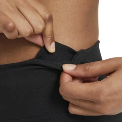 Nike One Leggings Dames - Black/white DD0245-010 11 Nike One Leggings Dames - Black/white DD0245-010 -Fitness-Mode Winkel nike one damen leggings black white dd0245 010 2 921778