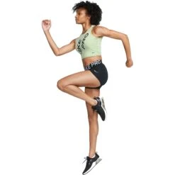 Nike Pro Dri-FIT Tanktop Dames - Honeydew/black FB5261-343 -Fitness-Mode Winkel nike pro dri fit crop womens tank shirt honeydew black fb5261 343 5 1522665