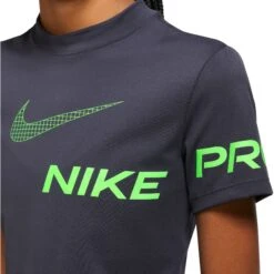 Nike Pro Dri-FIT Cropped Graphic Shirt Dames - Gridiron/green Strike DX0078-015 -Fitness-Mode Winkel nike pro dri fit womens short sleeve cropped graphic top gridiron green strike dx0078 015 3 1476886