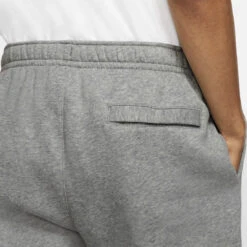 Nike Sportswear Club Fleece Joggingbroek Heren - Dark Grey Heather/matte Silver/white BV2737-063 -Fitness-Mode Winkel nike sportswear club fleece mens jogger pant darkgrey heather matte silver white bv2737 063 a 853891