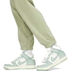 Nike Sportswear Easy Trainingsbroek Dames - Oil Green/black DM6419-386 -Fitness-Mode Winkel nike sportswear easy womens joggers oil green black dm6419 386 2 1523669