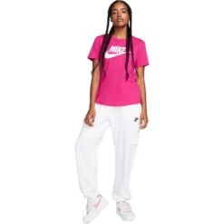 Nike Sportswear Essentials Logo T-Shirt Dames - Fireberry DX7906-615 -Fitness-Mode Winkel nike sportswear essentials womens logo t shirt fireberry dx7906 615 1 1566736