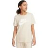 Nike Sportswear Essentials Logo T-Shirt Dames - Sanddrift/white DX7906-126 -Fitness-Mode Winkel nike sportswear essentials womens logo t shirt sanddrift white dx7906 126 1 1523545
