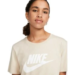 Nike Sportswear Essentials Logo T-Shirt Dames - Sanddrift/white DX7906-126 -Fitness-Mode Winkel nike sportswear essentials womens logo t shirt sanddrift white dx7906 126 4 1523537