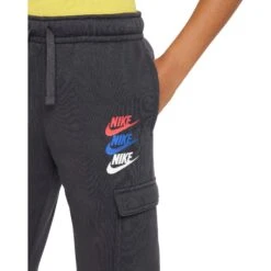 Nike Sportswear Club Fleece Cargo Trainingsbroek Kinderen - Dark Smoke Grey FD1200-070 -Fitness-Mode Winkel nike sportswear fleece kids cargo pants dark smoke grey fd1200 070 1 1415003
