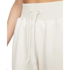 Nike Sportswear Phoenix Fleece Joggingbroek Voor Dames - Lite Orewood Brown/sail DQ5887-104 13 Nike Sportswear Phoenix Fleece Joggingbroek Voor Dames - Lite Orewood Brown/sail DQ5887-104 -Fitness-Mode Winkel nike sportswear phoenix fleece womens pants lite orewood brown sail dq5887 104 5 1533877