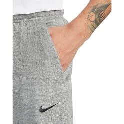 Nike Therma-FIT Trainingsbroek Heren - Dark Grey Heather/particle Grey/black DQ5405-063 12 Nike Therma-FIT Trainingsbroek Heren - Dark Grey Heather/particle Grey/black DQ5405-063 -Fitness-Mode Winkel nike thermo fit mens tapered fitness pants dark grey heather particle grey black dq5405 063 4 1323038