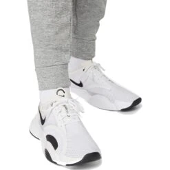 Nike Therma-FIT Trainingsbroek Heren - Dark Grey Heather/particle Grey/black DQ5405-063 14 Nike Therma-FIT Trainingsbroek Heren - Dark Grey Heather/particle Grey/black DQ5405-063 -Fitness-Mode Winkel nike thermo fit mens tapered fitness pants dark grey heather particle grey black dq5405 063 7 1323035