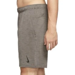 Nike Yoga Dri-Fit Korte Broek Heren - Moon Fossil/ironstone/black CZ2210-087 -Fitness-Mode Winkel nike yoga dri fit mens shorts moon fossil ironstone black cz2210 087 3 1358308