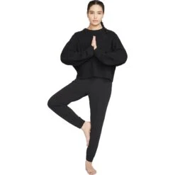 Nike Yoga Dri-FIT 7/8-Fleece-Joggingbroek Dames - Black/iron Grey DM7037-010 -Fitness-Mode Winkel nike yoga dri fit womens 7 8 fleece joggers black iron grey dm7037 010 1 1247222