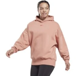 Reebok Studio Lux Women's Oversized Hoodie Pullover - Canyon Coral 12 Reebok Studio Lux Women's Oversized Hoodie Pullover - Canyon Coral -Fitness-Mode Winkel reebok studio lux women s oversized hoodie pullover canyon coral 4 1116876