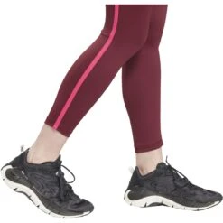 Reebok Studio Taped Leggings Women's Tight - Maroon -Fitness-Mode Winkel reebok studio taped leggings women tight maroon 4 1008891