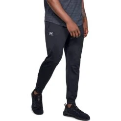 Under Armour UA Sportstyle Joggingbroek Heren - Zwart/Wit -Fitness-Mode Winkel under armour mens ua sportstyle joggers black white 1 1466878